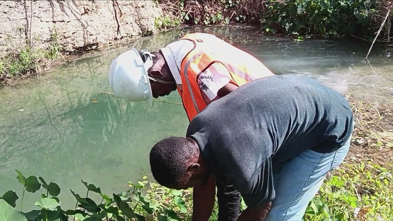 Gade koze ing Clauzde ap fè nan yo kaptaj Natirel avek dlo wa