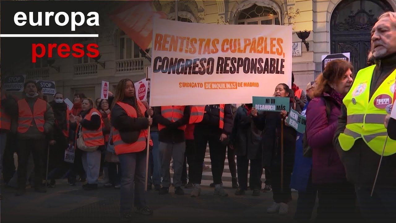 Madrileños protestan por el fin de la moratoria antidesahucios a las puertas del Congreso
