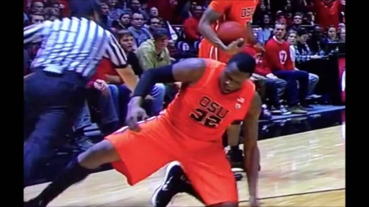 Jarmal Reid Tripping PAC-12 Referee (2nd String Sports)