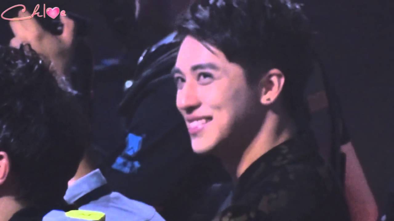 160409 WeiZhou's reaction when Jinyu talks to female MC