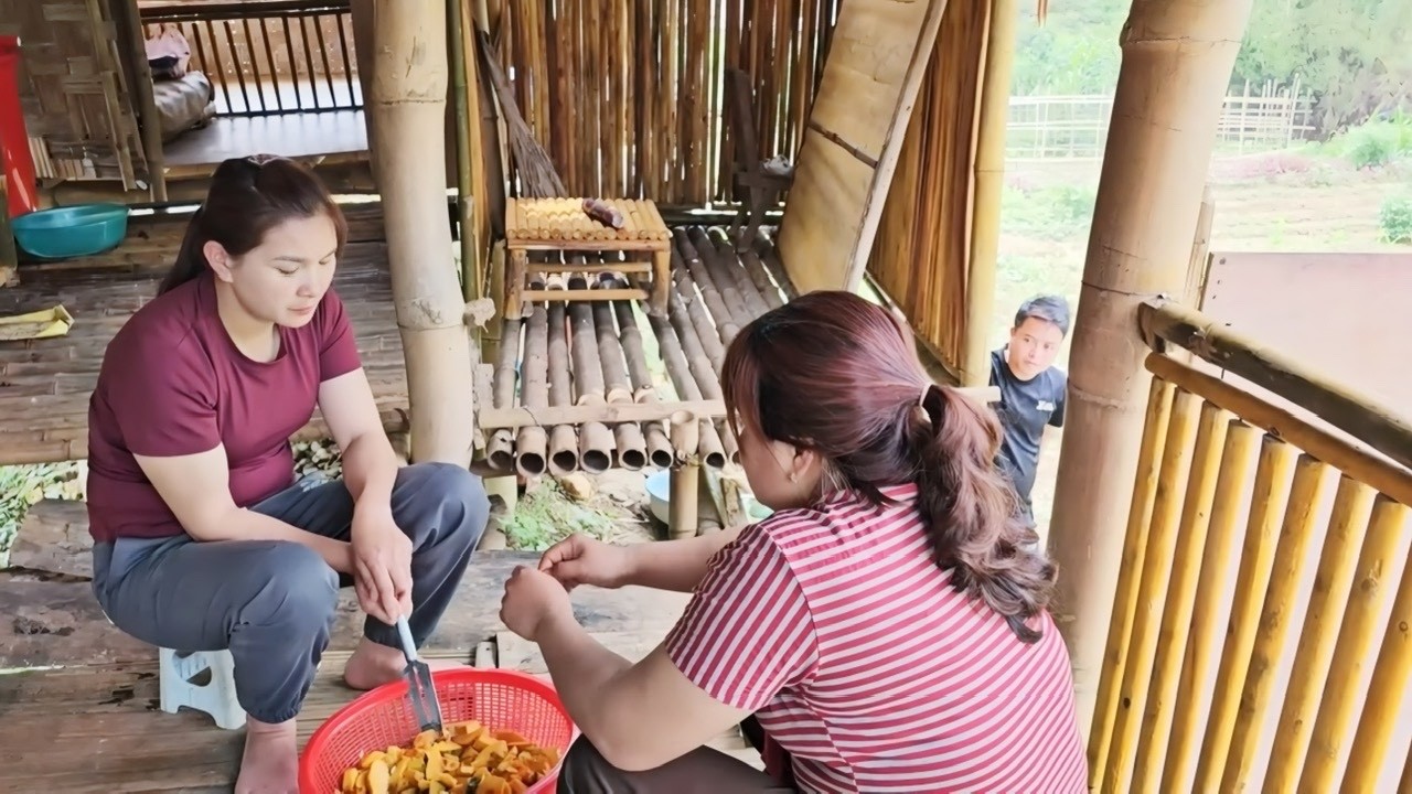 Luyen suddenly felt sad when she heard the story Vong told