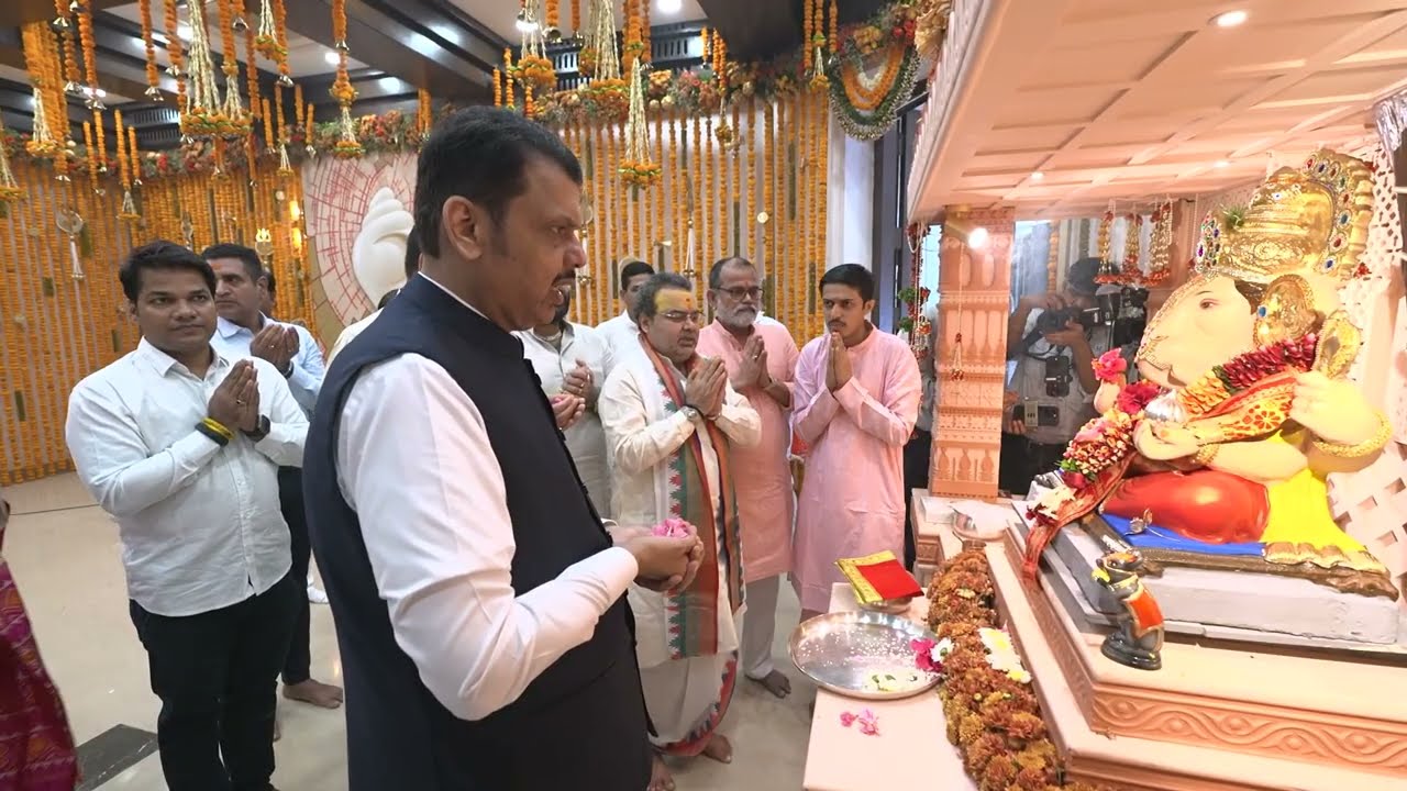 CM Devendra Fadnavis Performs Morning Ganesh Aarti at &lsquo;Varsha&rsquo; | श्री भालचंद्राची सकाळची आरती...