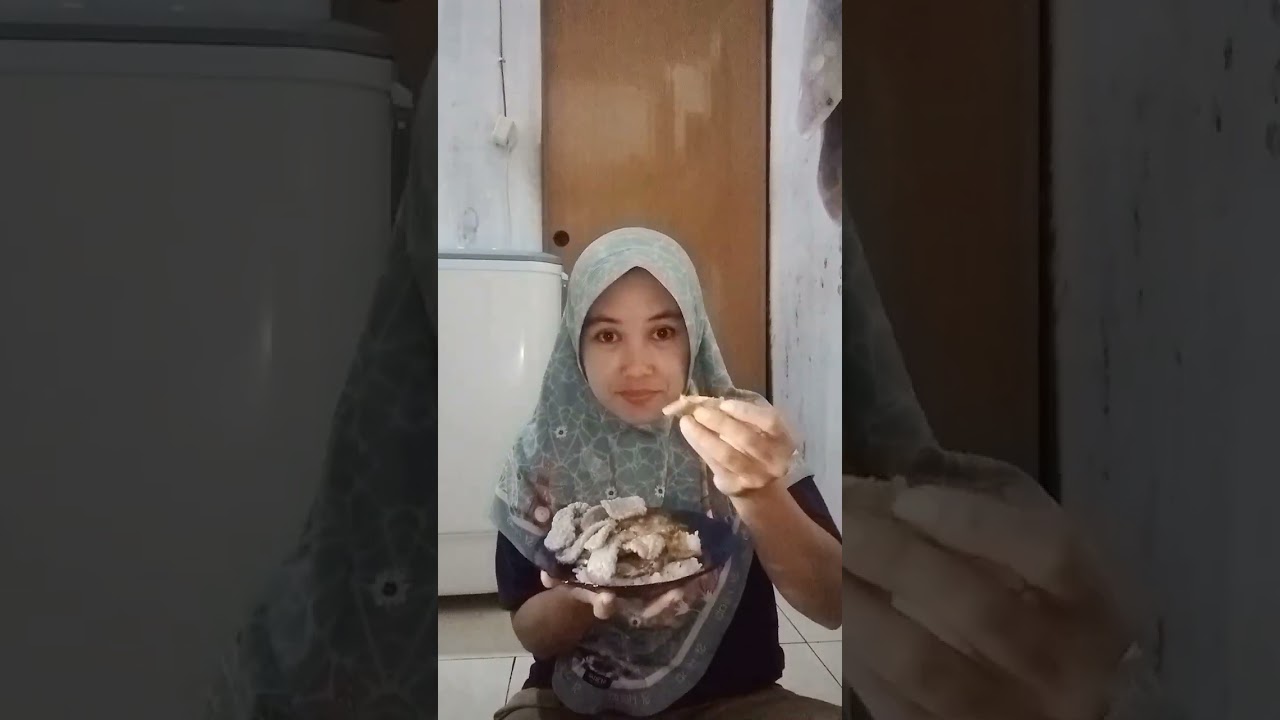 makan telur dadar dan kerupuk jengkol