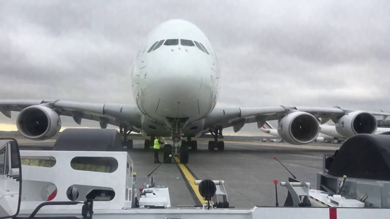 Airbus 380 Push Back Charles de Gaulle HD