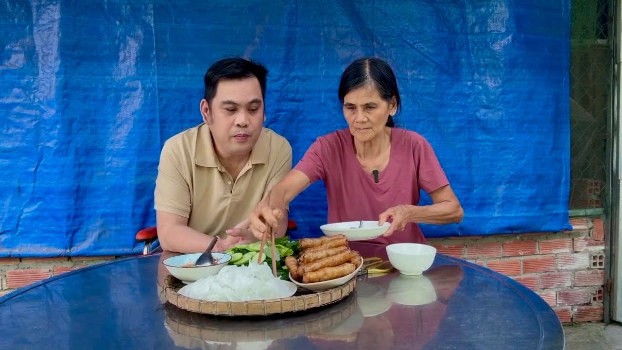 Mẹ làm món chả giò tuy đơn giản nhưng gói gọn tình thương của Mẹ dành cho con | Quê Nhà Còn Mẹ 