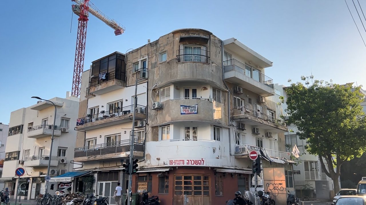 רחוב בן יהודה, תל-אביב - לוטוס-הזהב
