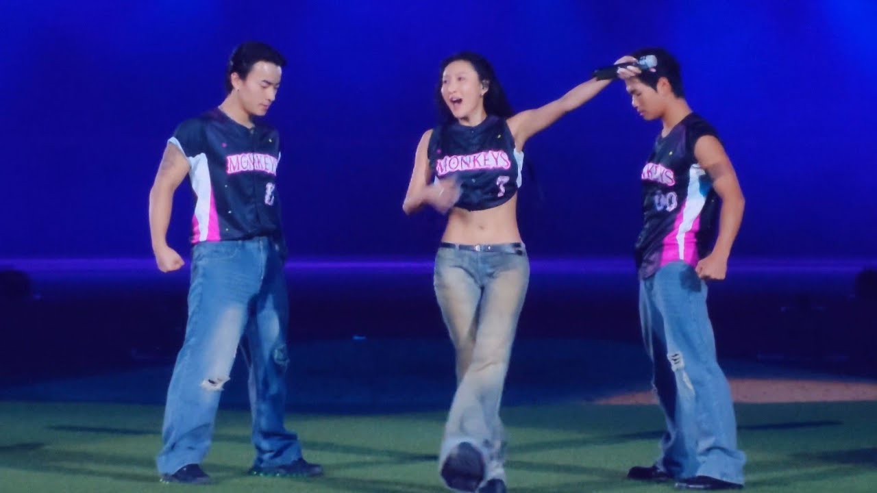華莎 HWASA｜Maria @ Taipei Dome 大巨蛋樂天桃猿賽後演唱大螢幕 2025.09.14
