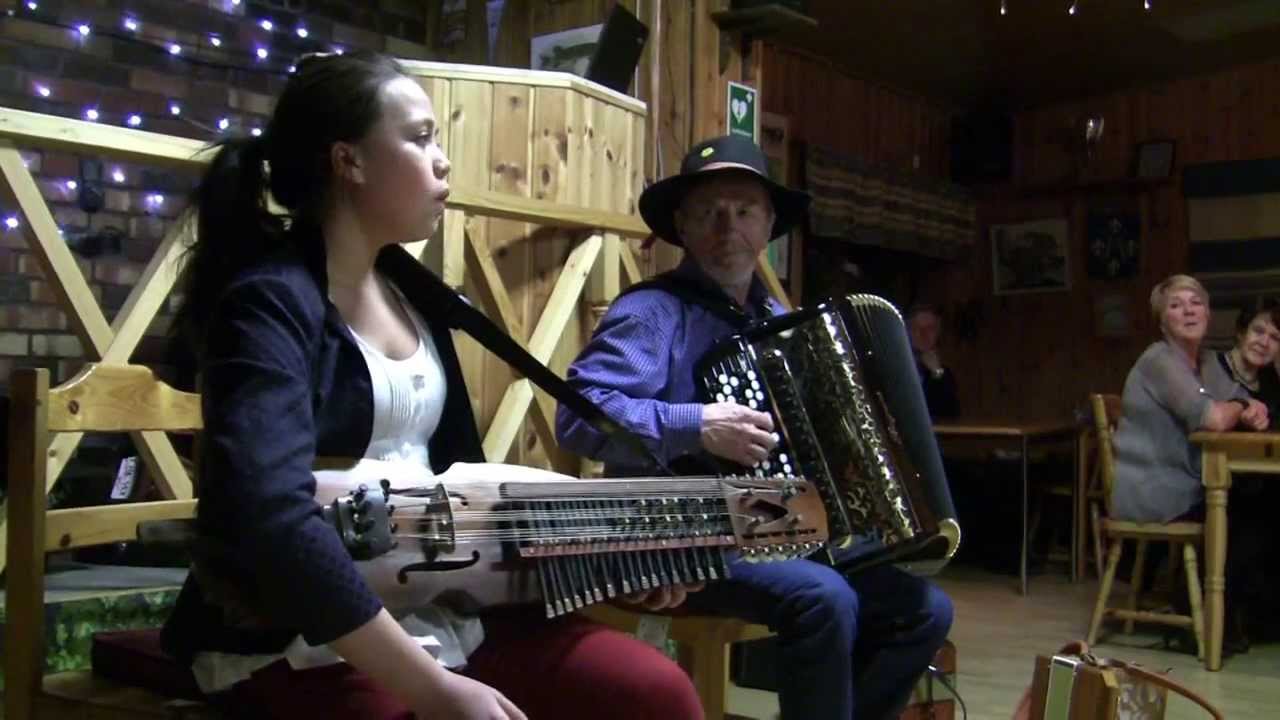 Vem kan segla förutan vind Julia Frölich sjunger o spelar nyckelharpa  Esa dragspel