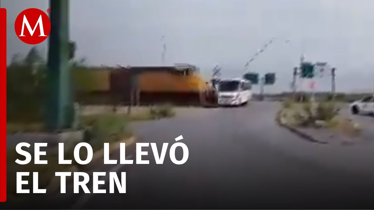 Un tren impacta contra un camión de pasajeros en García, Nuevo León
