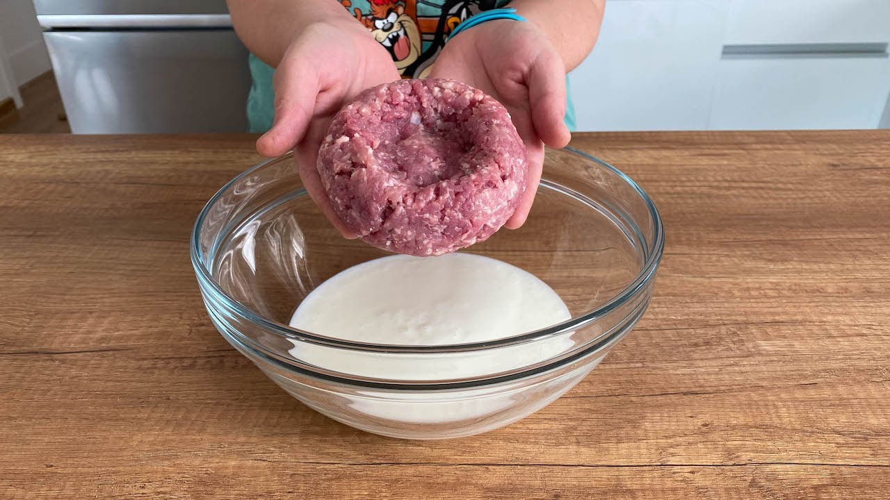 СМЕШАЙТЕ КЕФИР с ФАРШЕМ и приготовьте простой, вкусный сытный завтрак на сковороде. Беляши Ленивые.