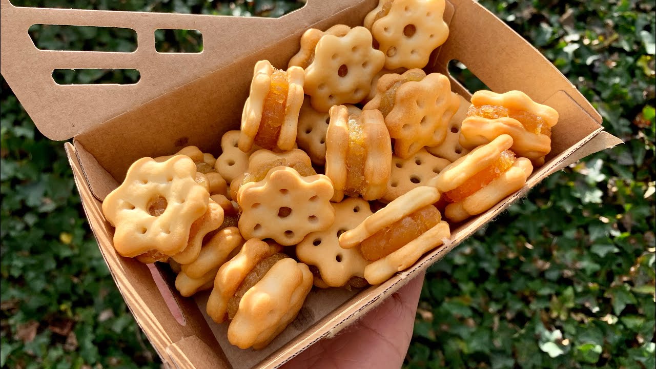 ขนมปังอบกรอบสอดไส้สับปะรด Crackers & Preserved Pineapple