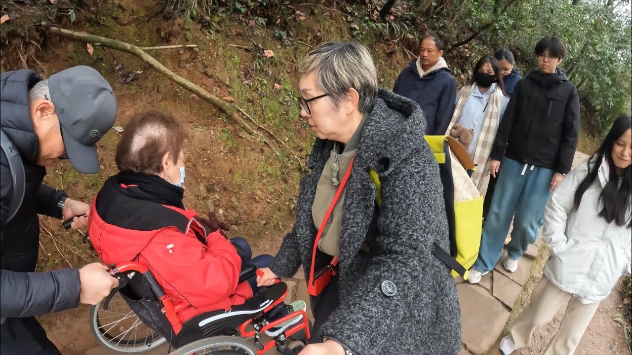 # 248   一层又一层凹凸不平阶梯 坎坷不平的路      （难行）拿起拍摄记录旅游过程 我们有难同当一起完成任务   来到成都跟着黎明一起去看熊猫🐼