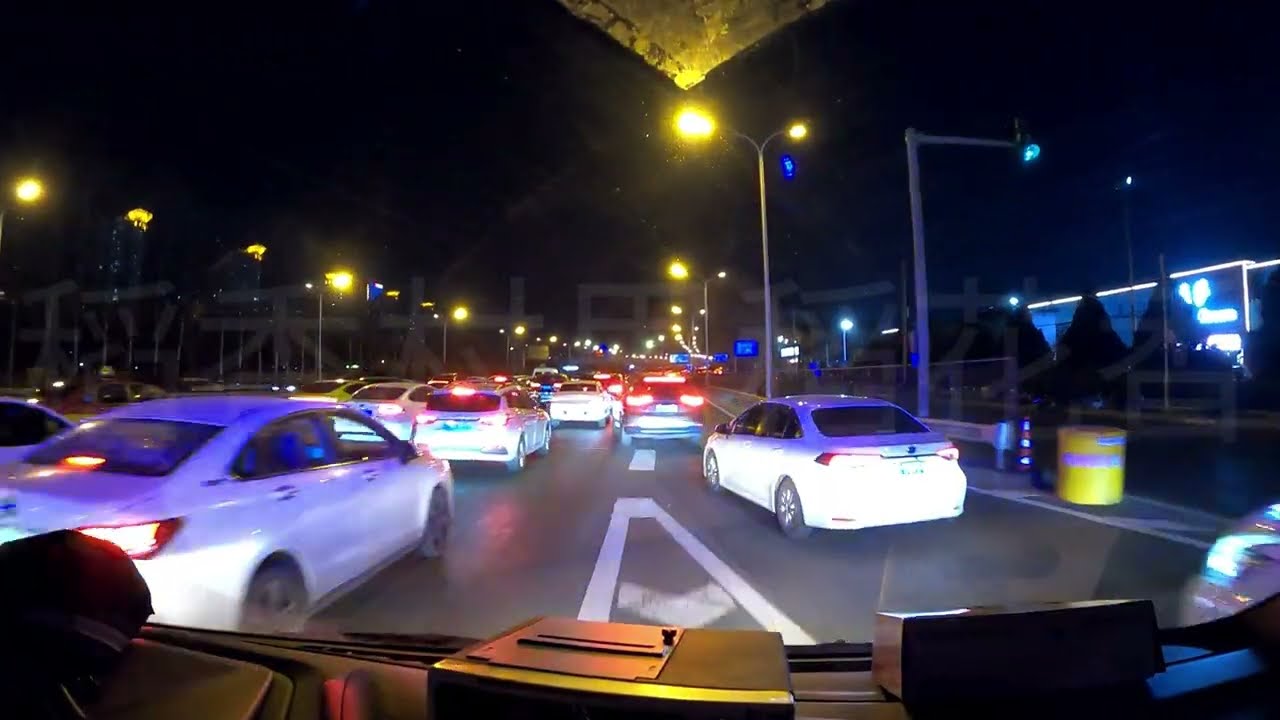 Serious traffic accident, multiple injuries, ambulance rush to the scene