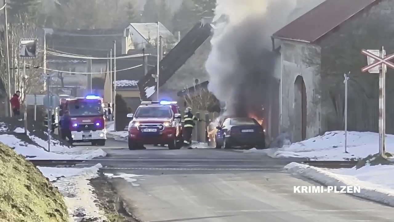 Požár auta ohrožoval i dům