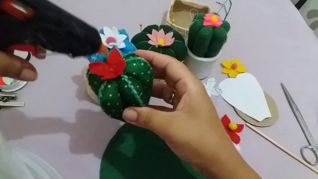 Cactos em feltro,agulheiro e alfineteiro fácil de fazer