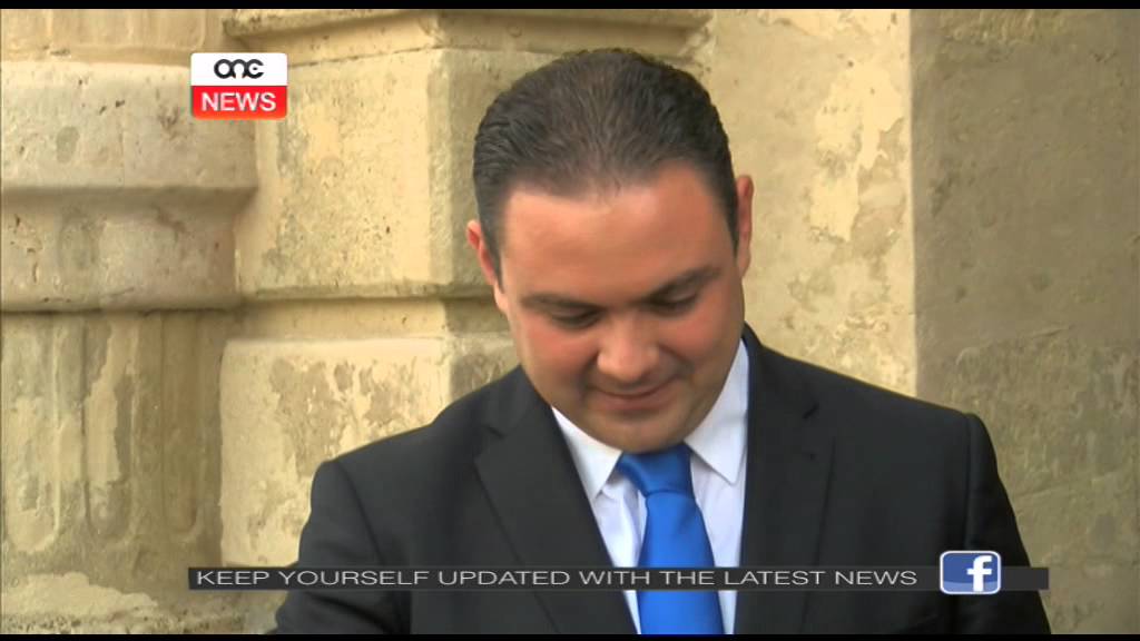 Simon Busuttil jiddefendi l-&euro;500 żieda.