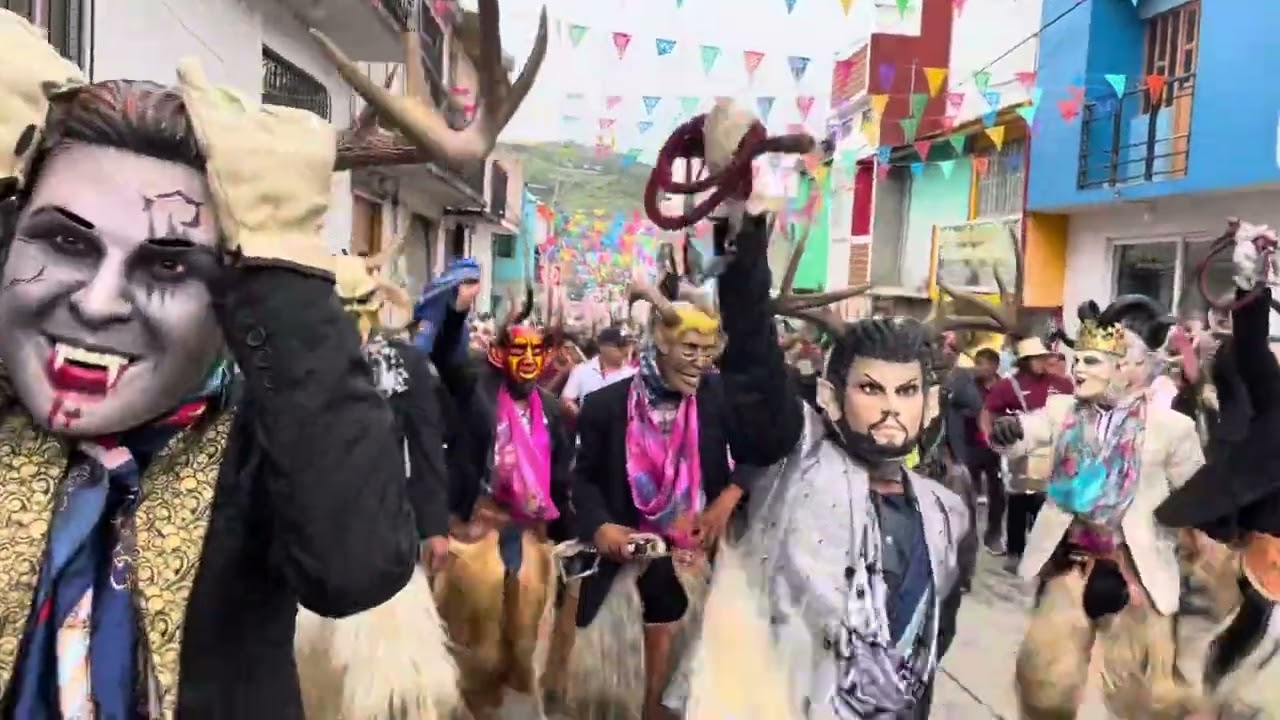 ASÍ INICIA LA CALENDA 2023 EN SANTIAGO JUXTLAHUACA. SE SOLTÓ LA DIABLADA BANDA BICENTENARIO SRC.✔️🎺