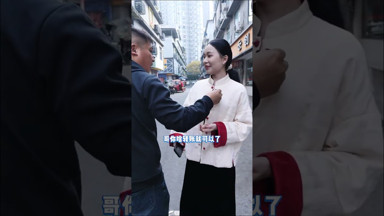 为了这个美女委屈那个美女，哈哈。再这也给大家拜个早年！