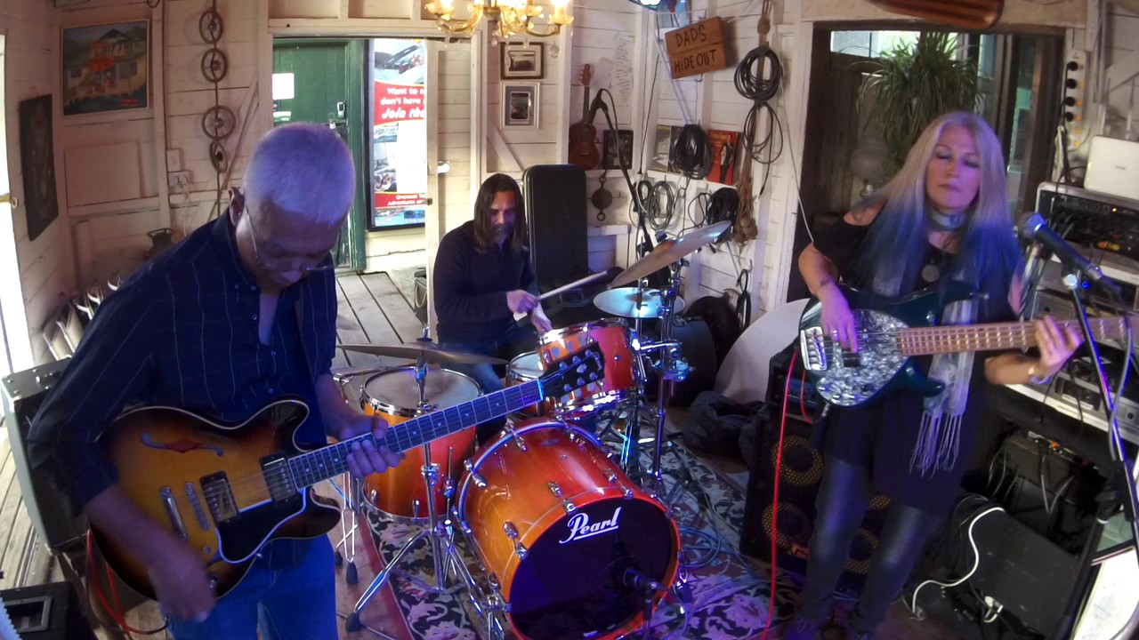 Rebecca Johnson Band *KISSING MY LOVE* Live @ The Co-Op Club (30/7/17)