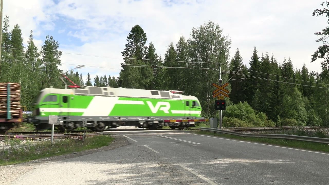 VR Freight train T 4160 passed KAUPPILANM&Auml;KI level crossing @ Sonkaj&auml;rvi, Finland