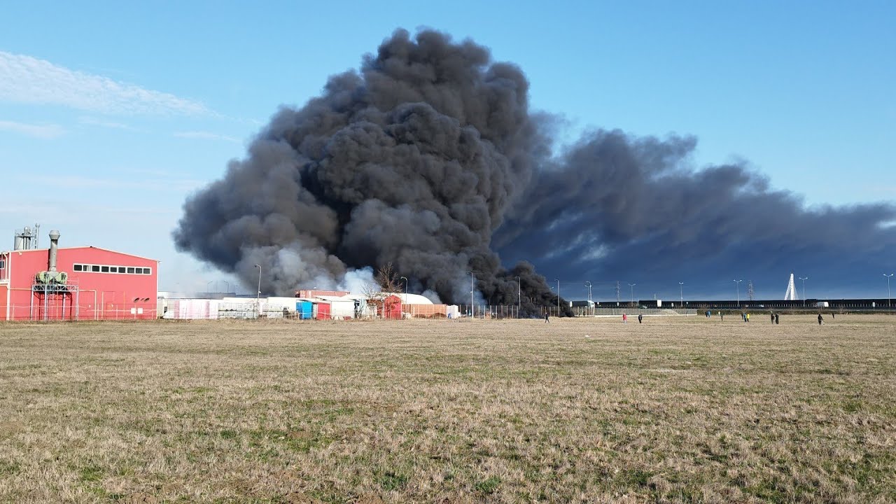 Incendiu mare la fabrica de polistiren din Arad 