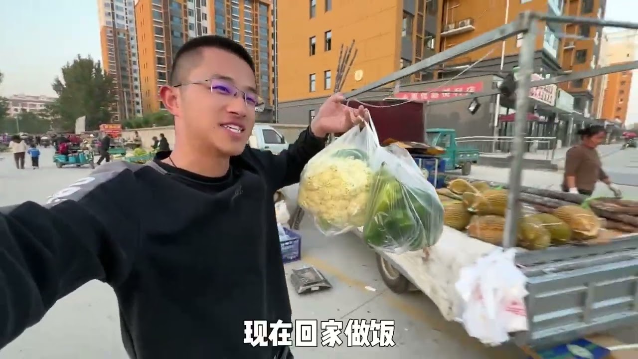 第一次给老妈过生日，一家人一起做大餐送惊喜，可把老妈感动坏了 #生日惊喜 #一家人欢聚一堂