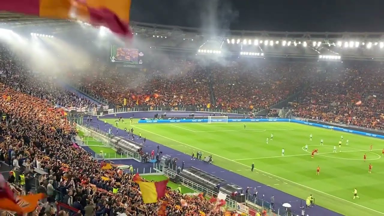 Roma-Leicester. Settantamila cantano Roma Roma da brividi