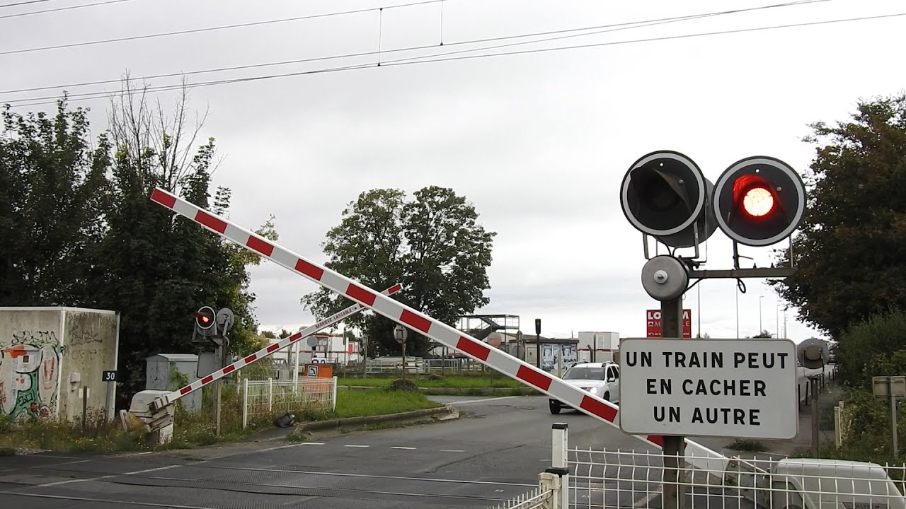 Le passage à niveau dangereux du Plessis-Belleville avec feu alternant 2024