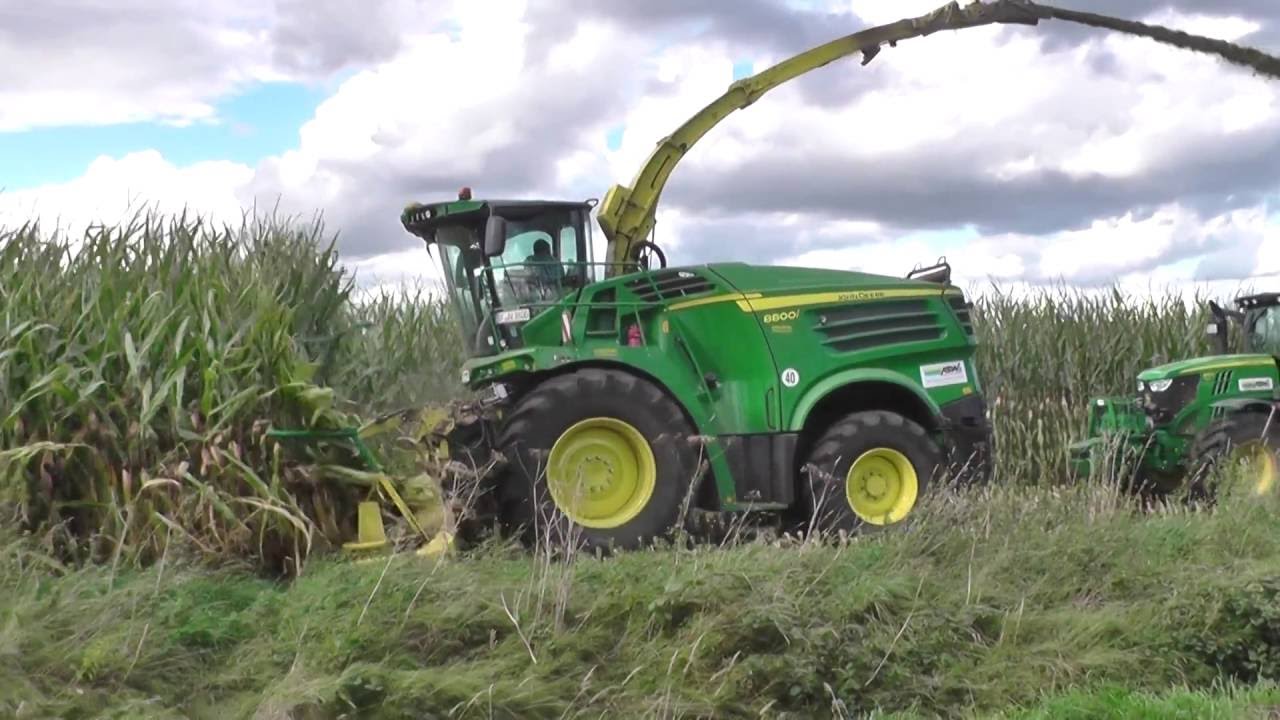 Maishäckseln 2016 mit ein John Deere 8800i Häcksler Teil 1.