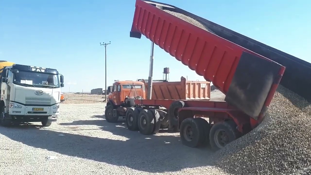 Mercedes Benz LK 2628 is being unloaded slowly