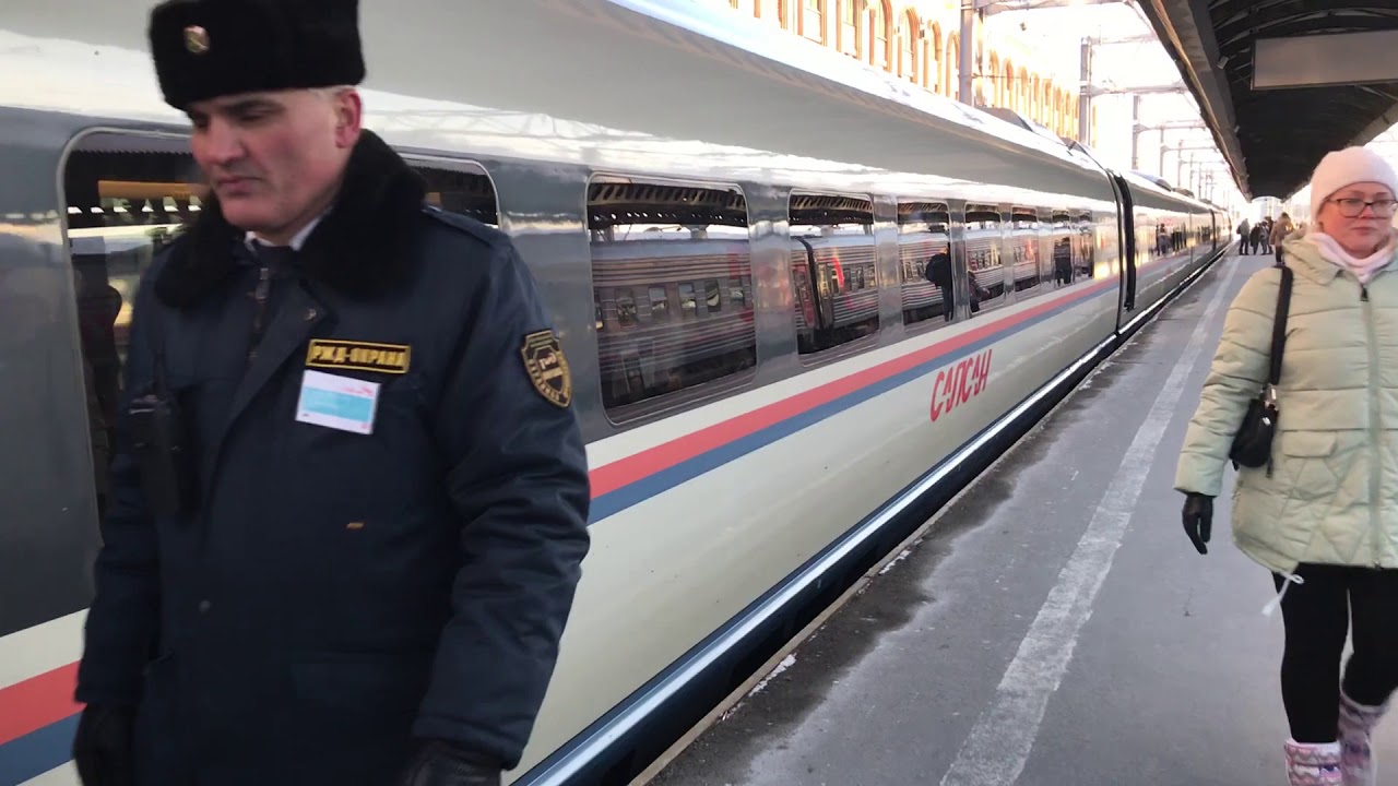 САПСАН SAPSAN сообщением Санкт-Петербург—Москва 771 на Московском вокзале у платформы 7 левая.