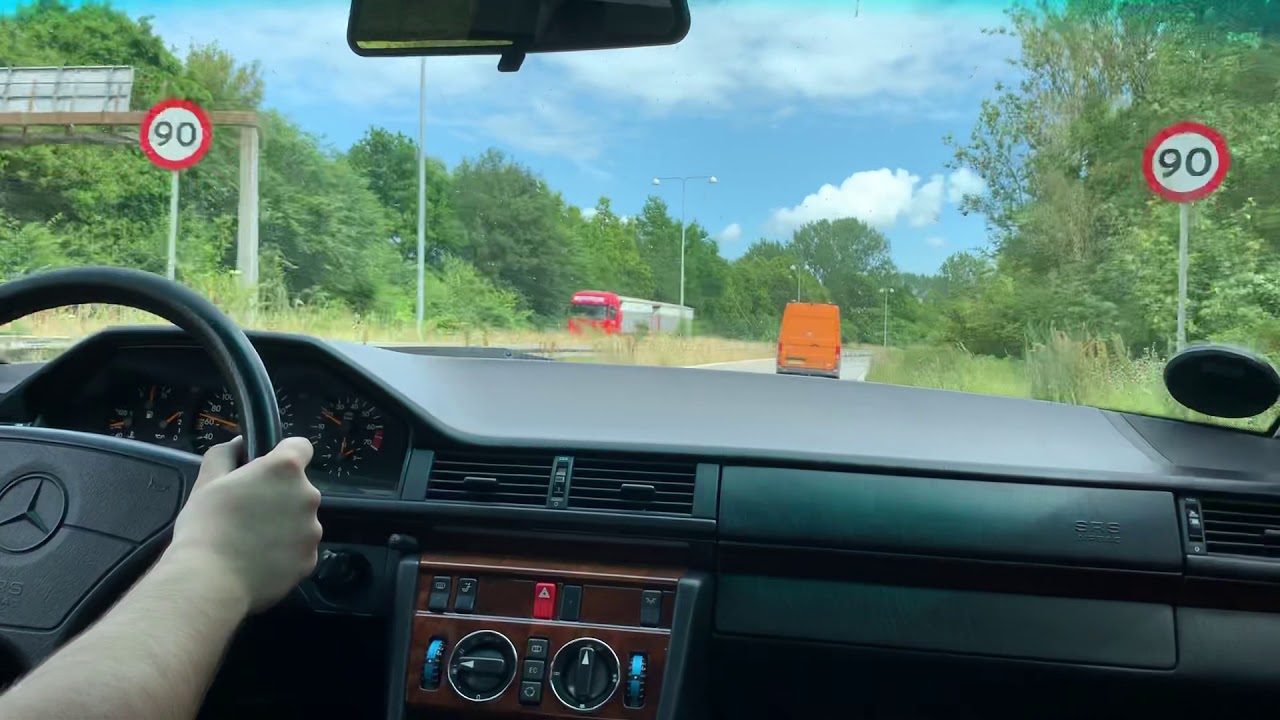 Mercedes W124 E220 - driving in Aalborg