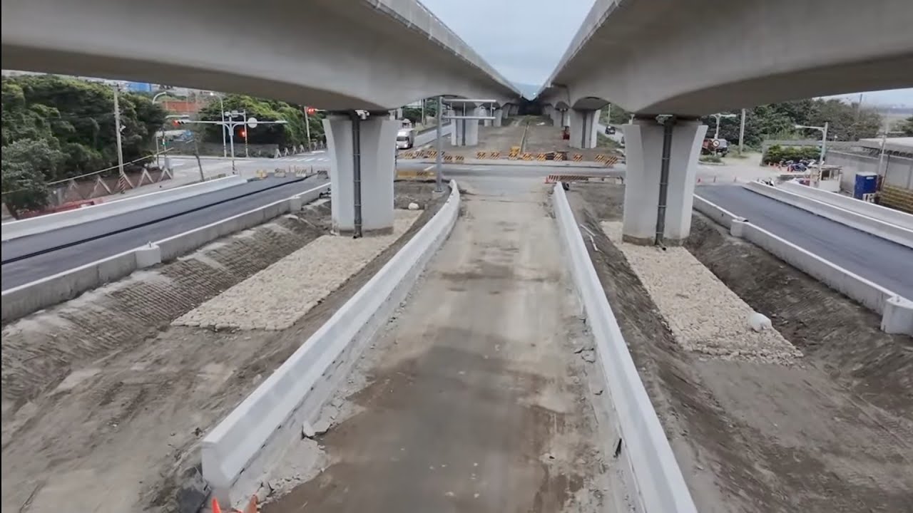 2026.03.21 淡江大橋工程 八里最前端南北匝道口及斜坡瀝青鋪設 各區最新進度概況 空拍直播