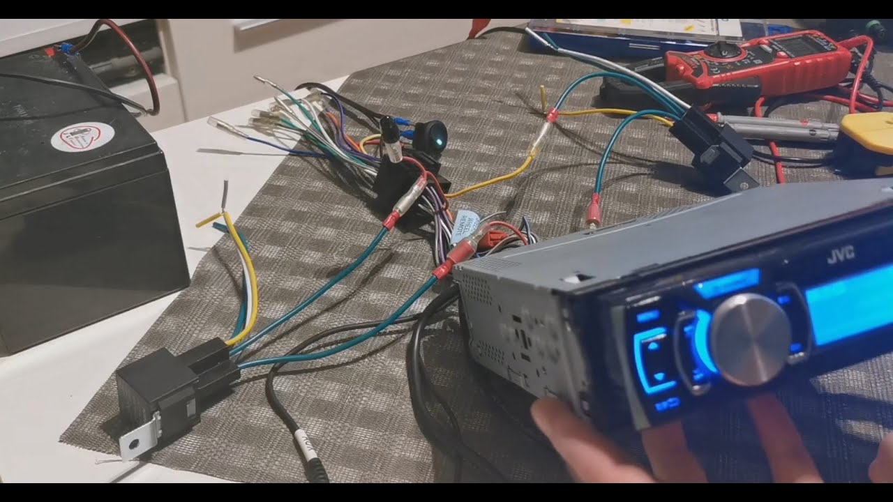 Autoradio an Starter und Versorger-Batterie anschließen (Iso-Stecker)