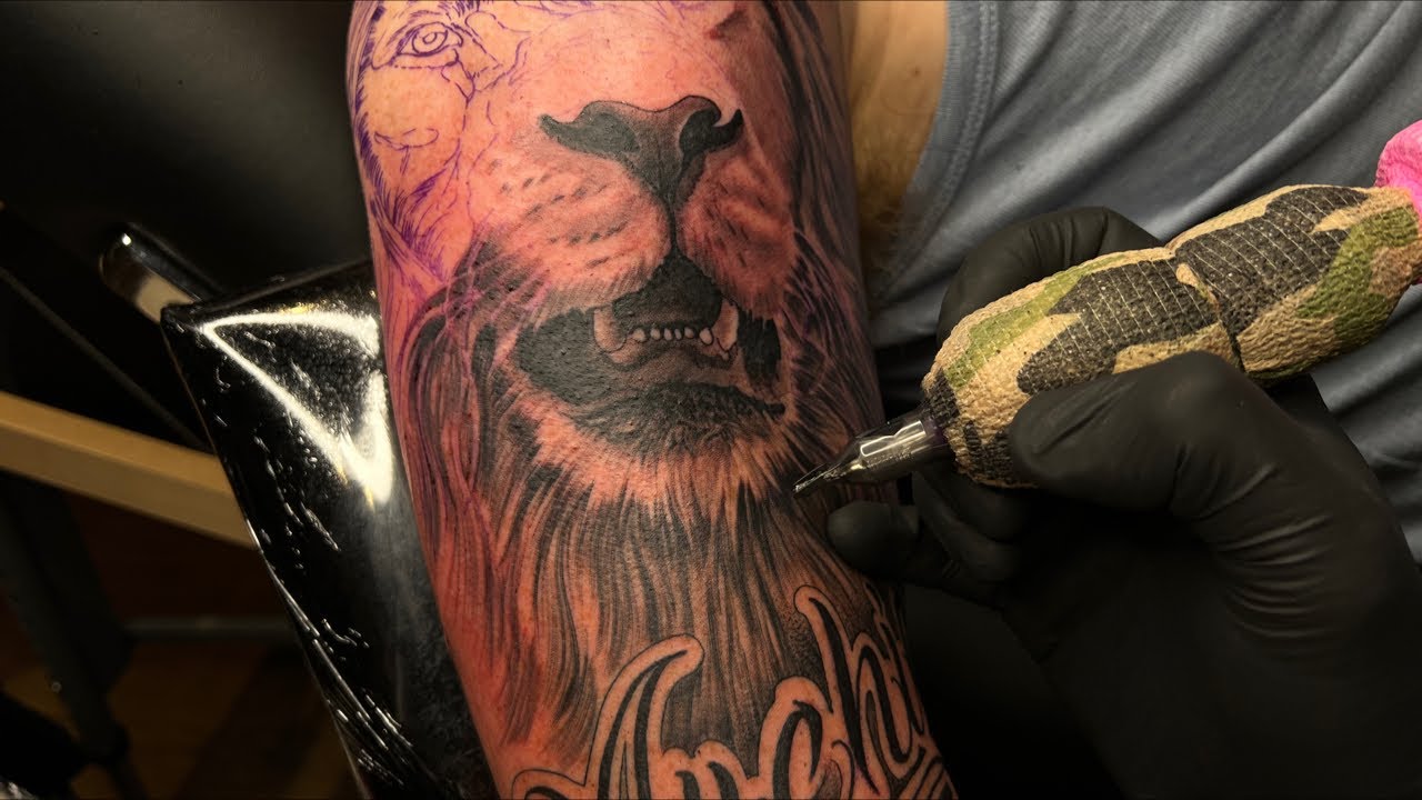 LIVE TATTOO: LION AND SCRIPT 🦁