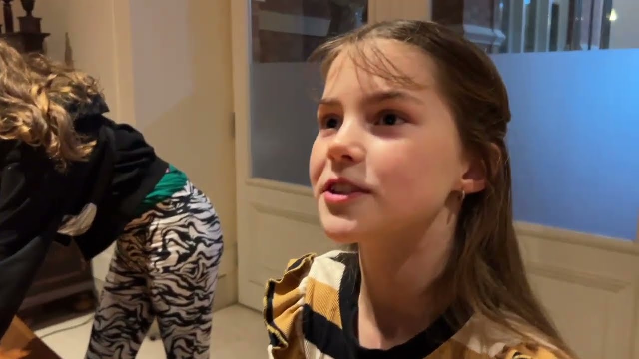 Dominee Lock zoekt een plek voor Maria om te bevallen.