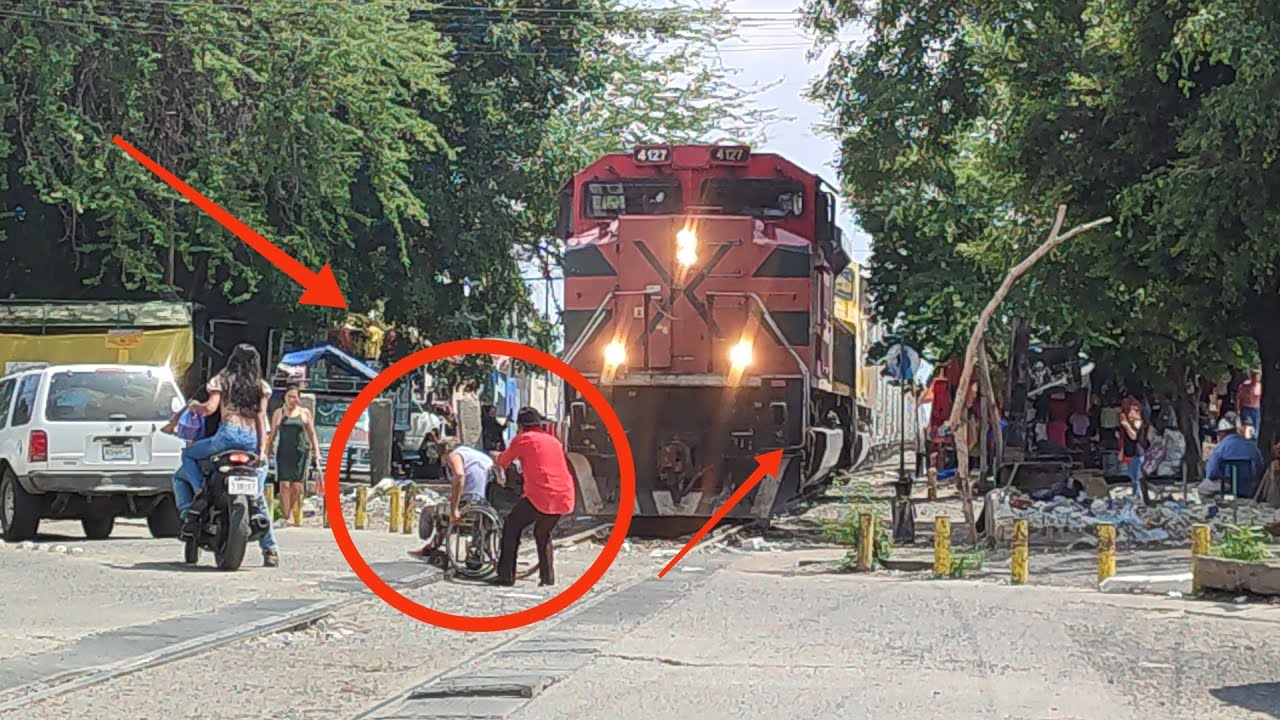 HOMBRE EN SILLA DE RUEDAS CASI ES ARROLLADO POR EL TREN EN LAS JUNTAS, JAL.