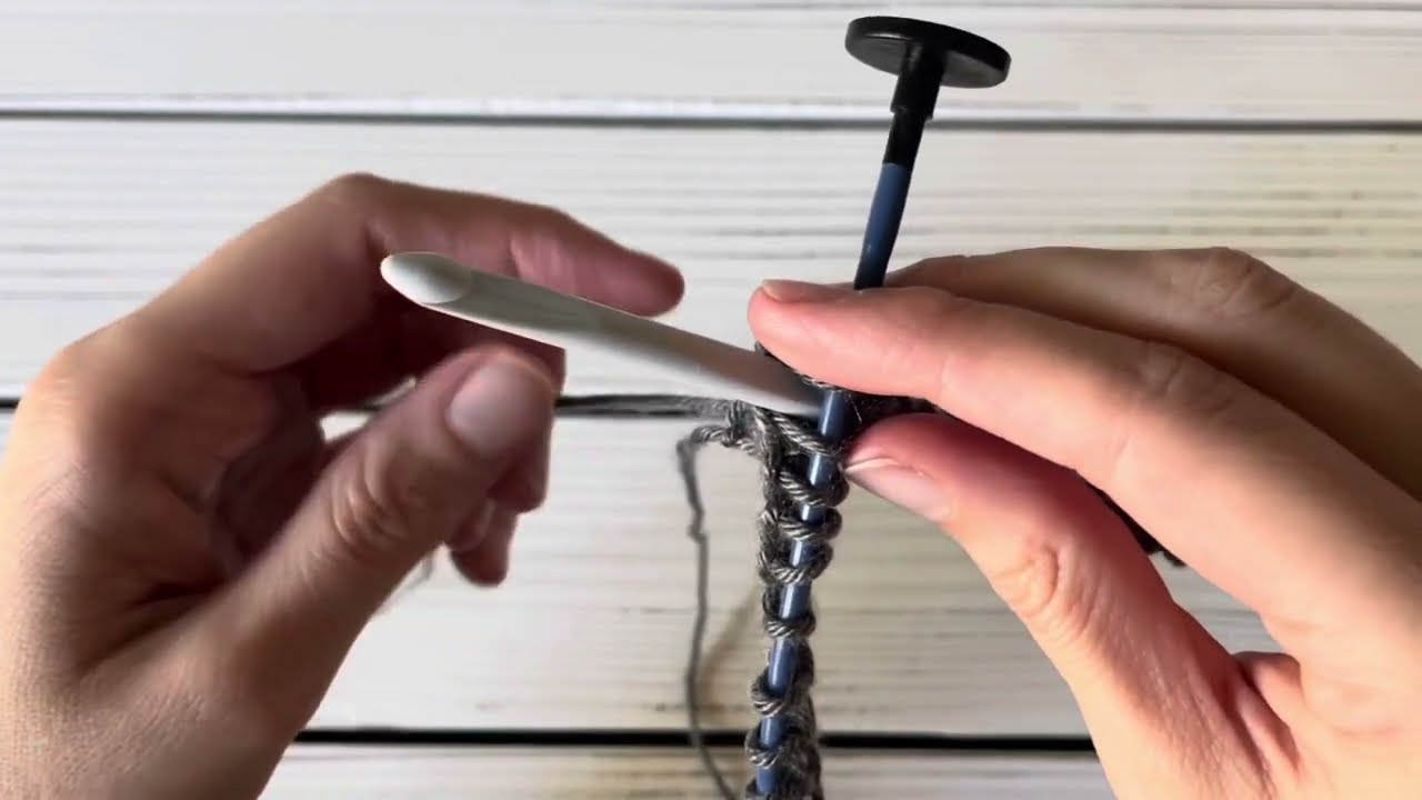 Tunisian Crochet Round: Cabled Hook