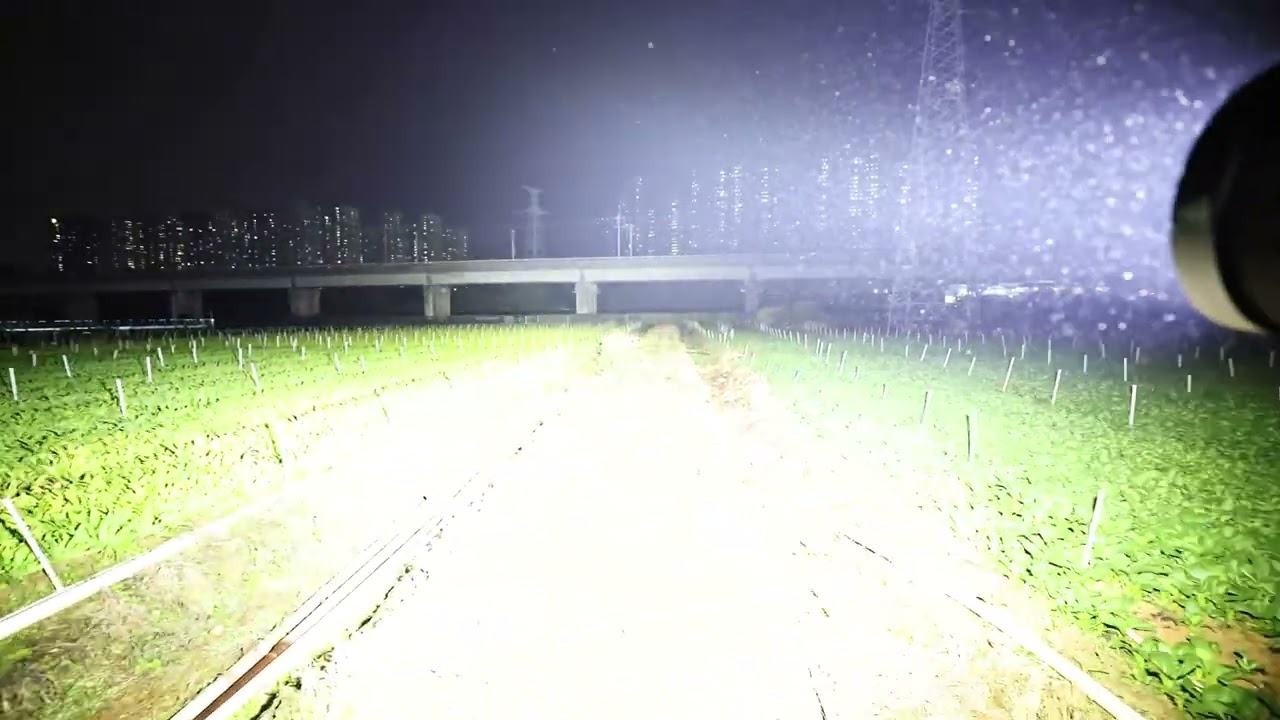 World&rsquo;s Brightest Flashlight in Action &ndash; IMALENT MS32 200,000 Lumens Field Test at Night!