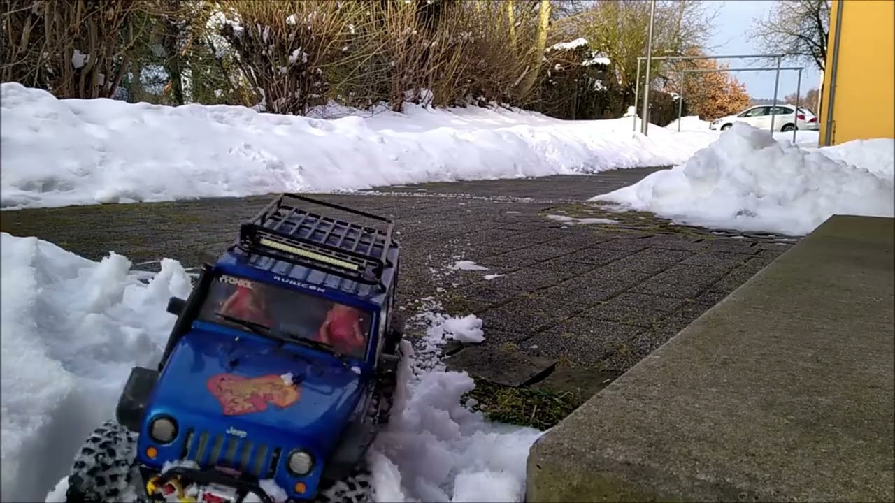 Axial SCX 10 Jeep Wrangler im Schnee