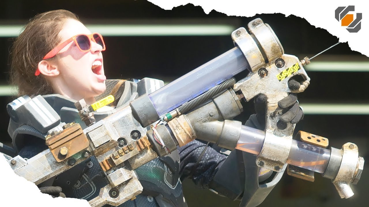 Удивительный водяной пистолет — с Эваном и Кейтлин.