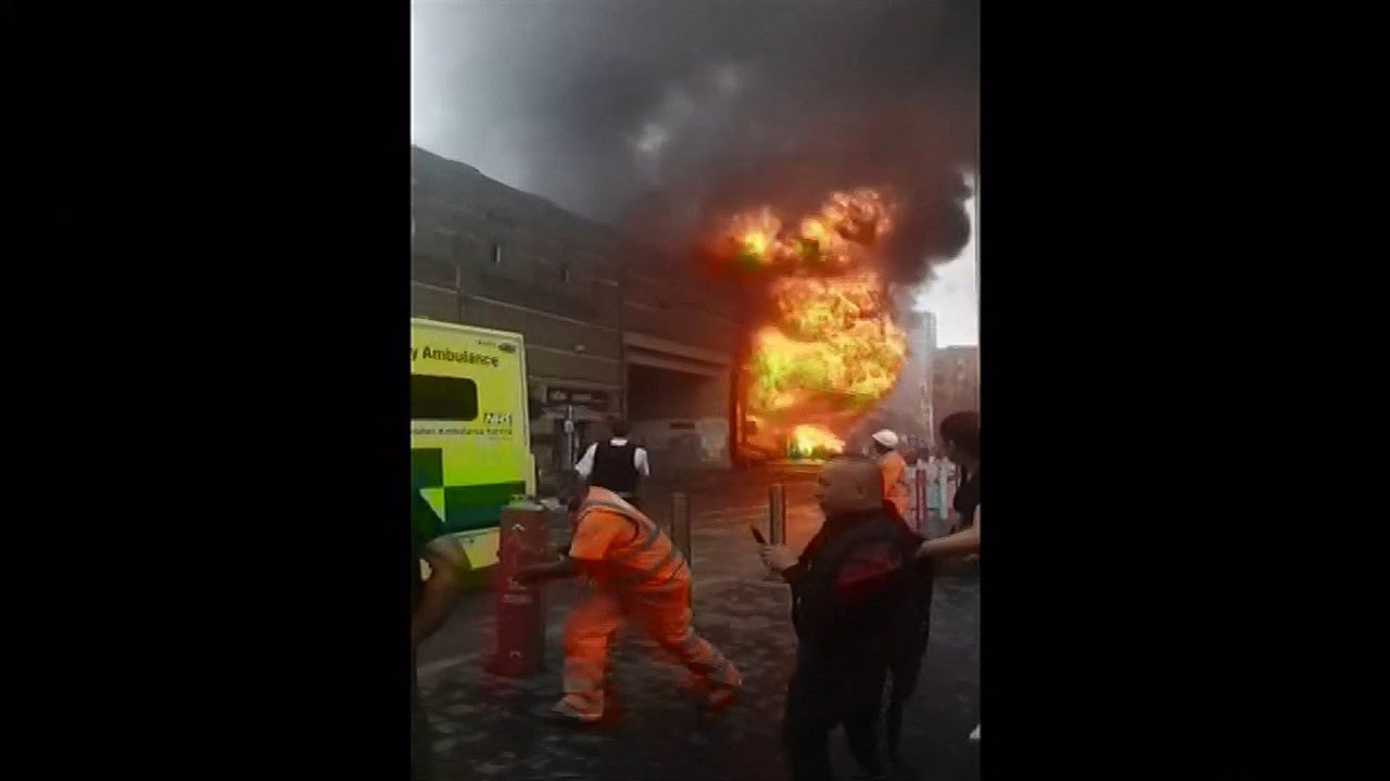 Elephant and Castle fire: Six hurt in huge blaze at railway arches (UK) - BBC News - 28th June 2021
