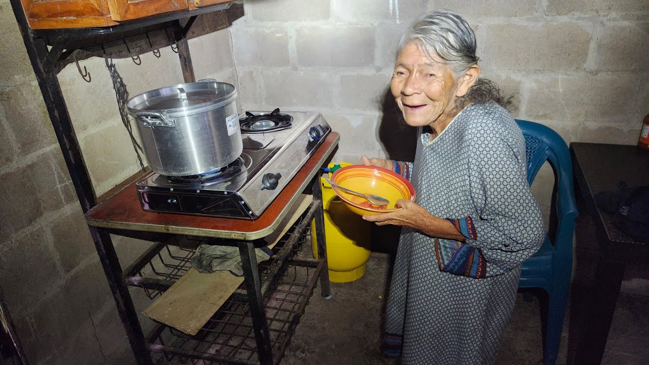 Le preparé su plato favorito a una anciana de 90 años en el salvador. 