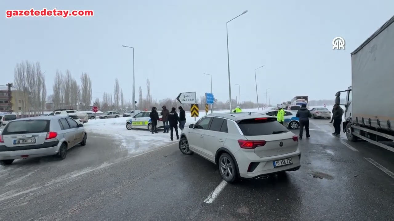 Sivas Malatya kara yolu kar ve tipi nedeniyle ulaşıma kapandı