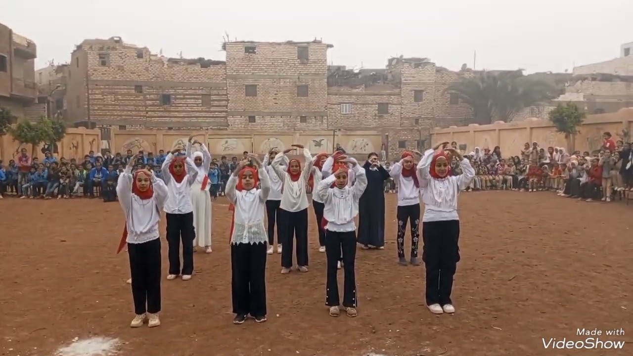 استعراض علي اغنية علمونا في مدرستنا