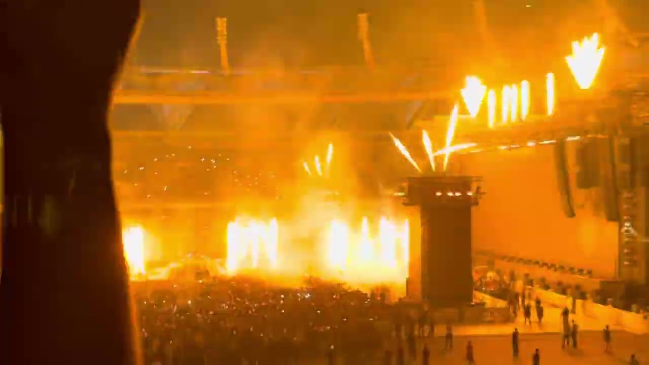 Travis Scott talks to the crowd in New Delhi, India and performs AYE!