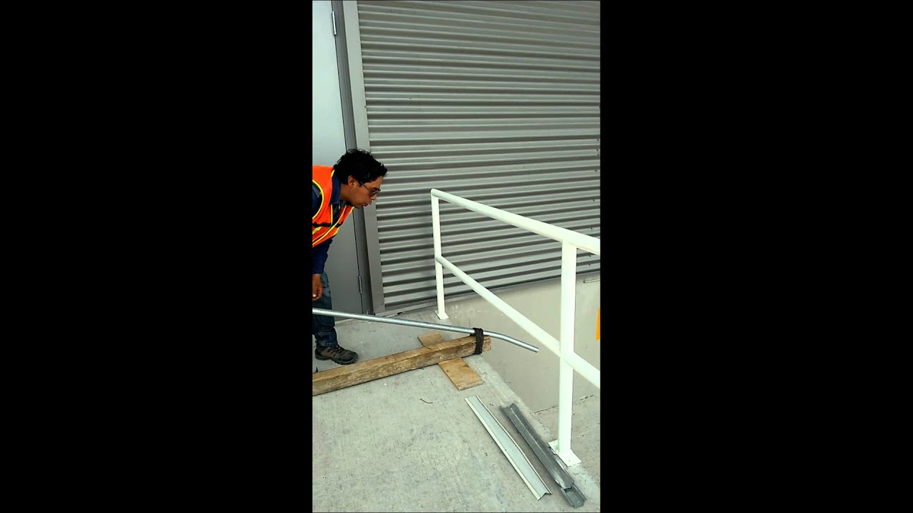 Doblando tubo conduit. Hecho en México, polín.