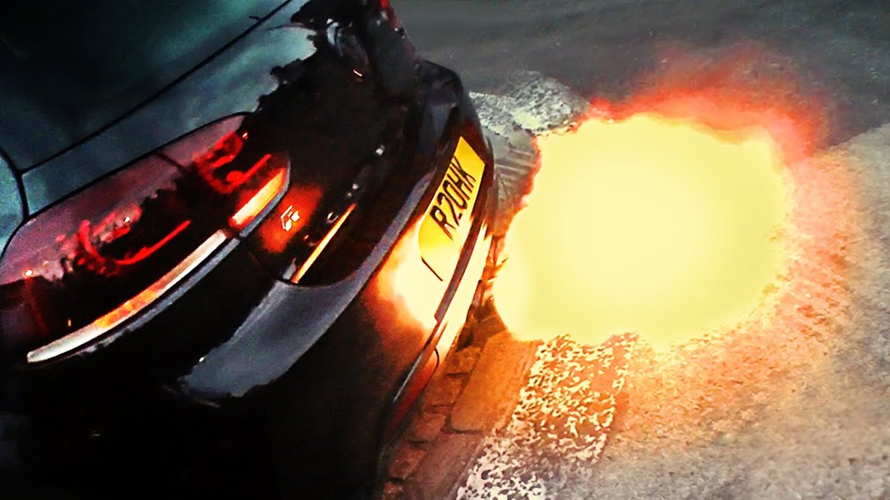 VW Golf R shooting LOUD FLAMES!