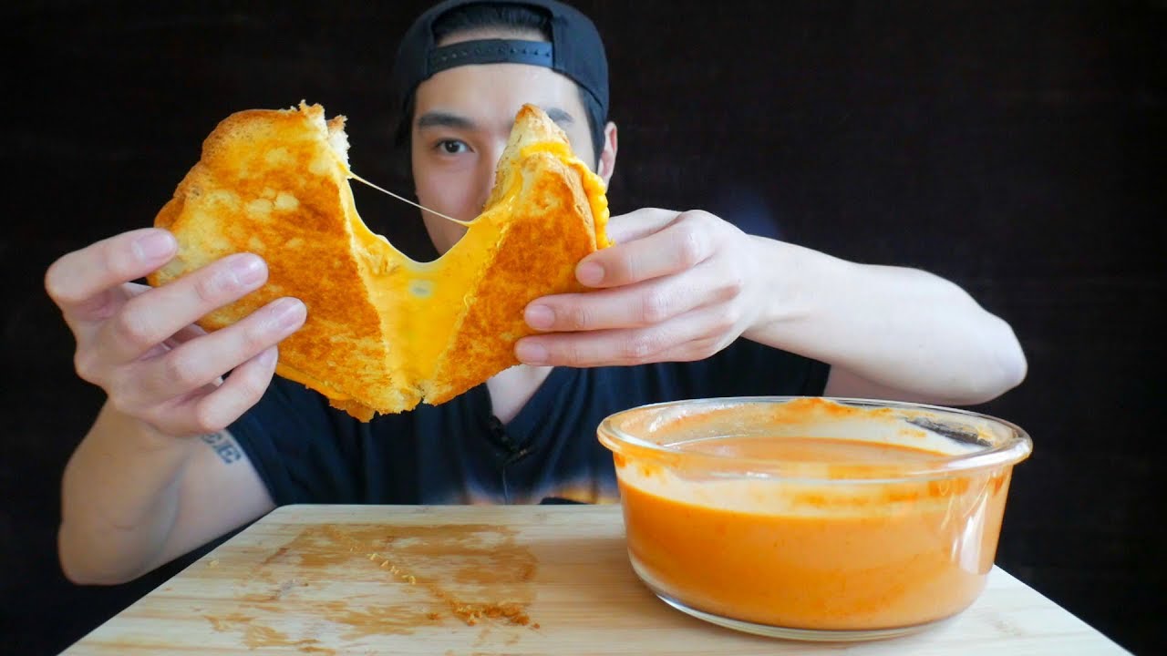 Grilled Cheese w/ 10 Slices of Cheese & Tomato Soup - MUKBANG