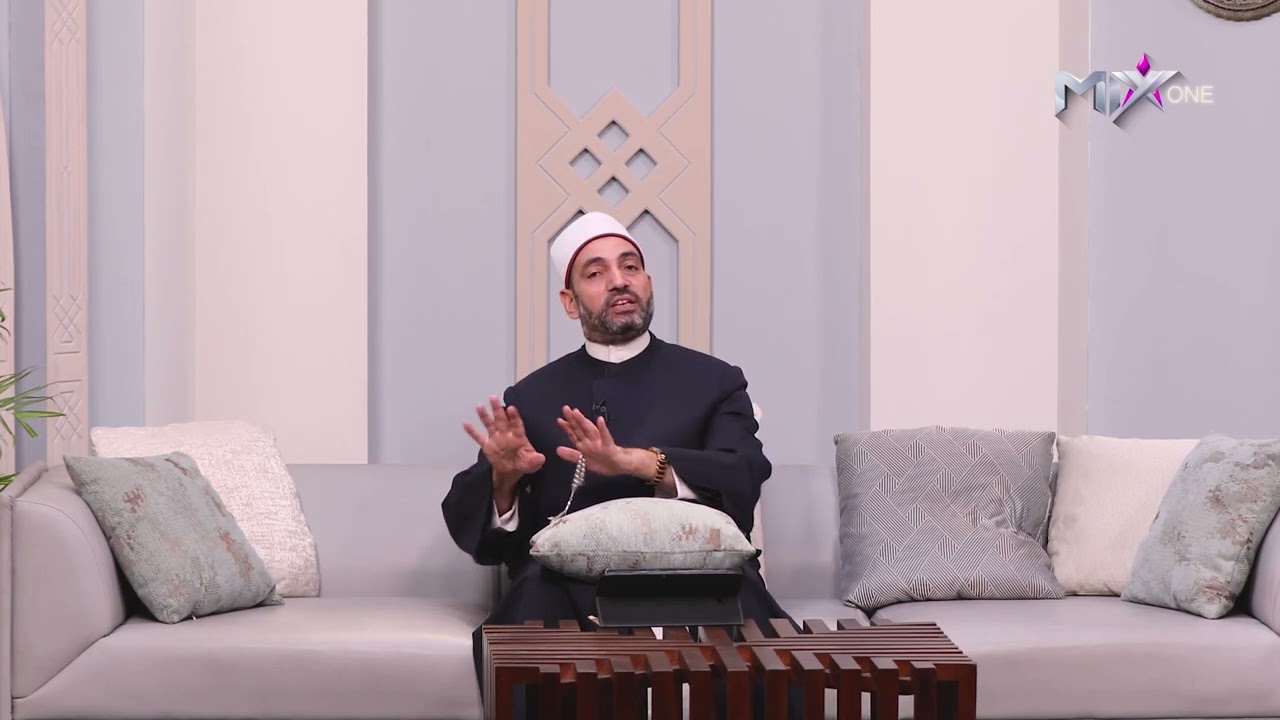 حكمة سيدنا النبي عليه الصلاة والسلام حينما دخل عليه رجلا غاضبا يطلب المال وأمسك النبي من جلبابه